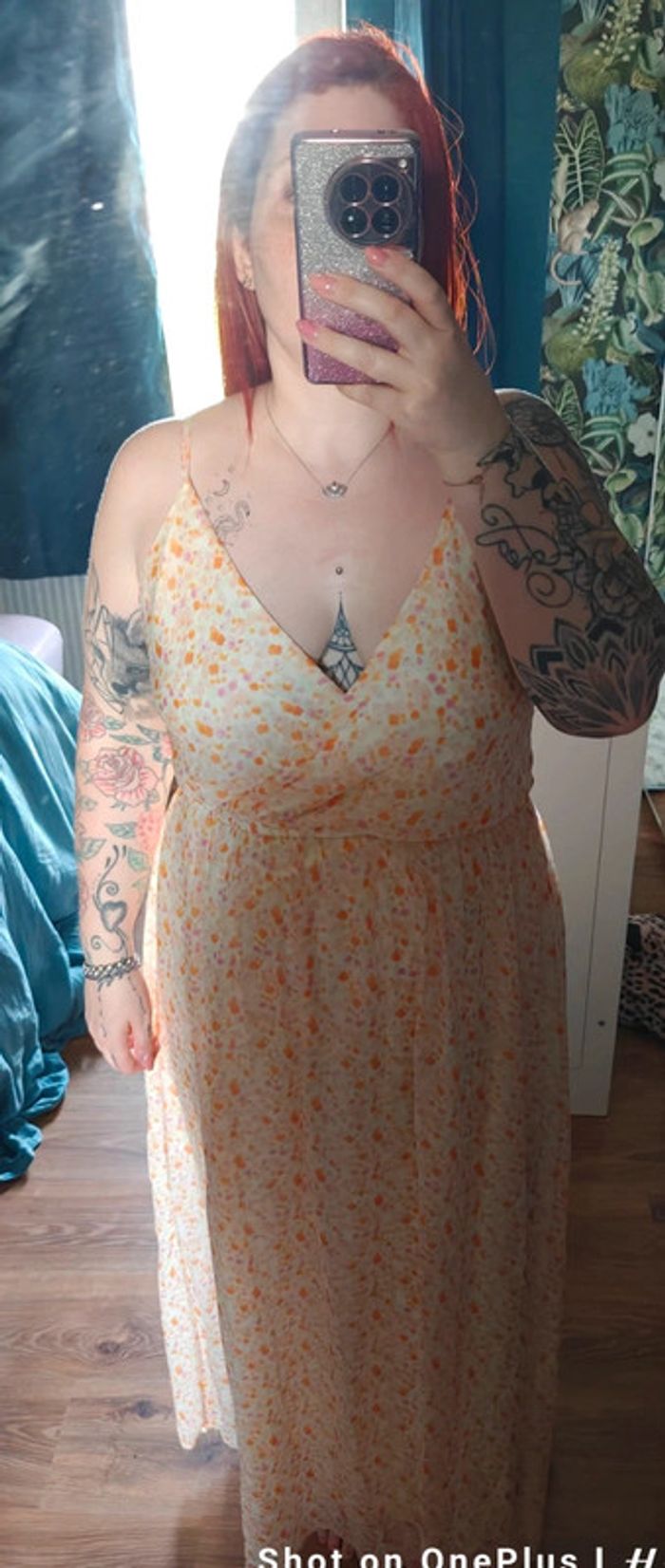 Belle robe d'été fleurie jaune et orange