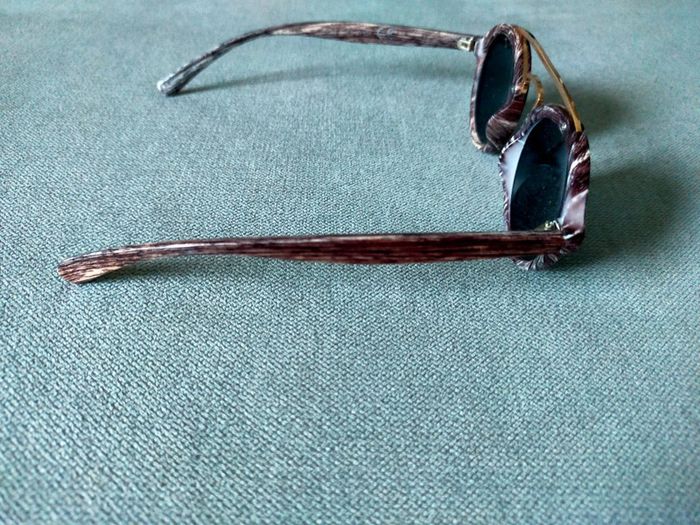 Lunettes de soleil style bois + barre dorée - photo numéro 4