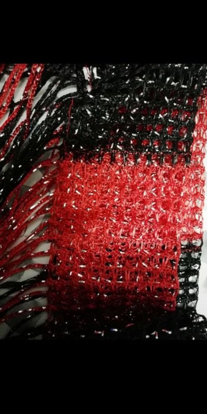 Très joli Rideau de fil rouge noir argent