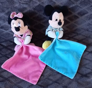 Lot de 2 doudous peluches Mickey- Minnie luminescents avec mouchoir - Disney