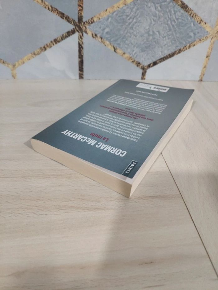 Livre poche la route McCarthy post apocalyptique - photo numéro 5