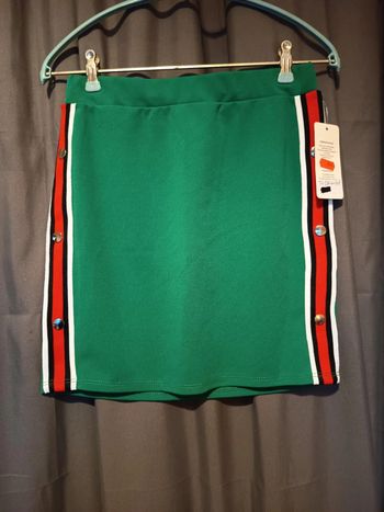 Jupe courte verte avec bande de couleurs. Marque Moda . Dimensions à voir dans le descriptif .