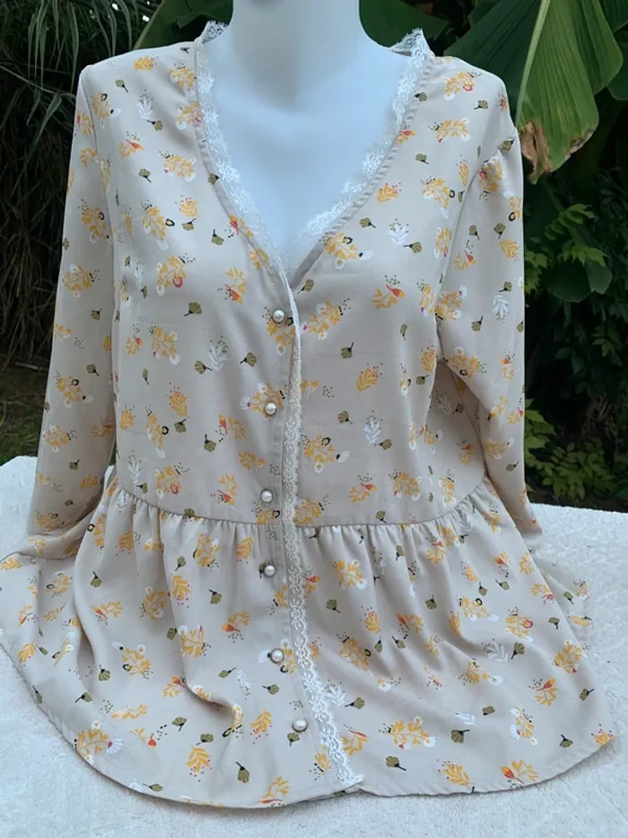 Blouse blanche porte taille 44 -2XL manches longues beige fleuris - photo numéro 2