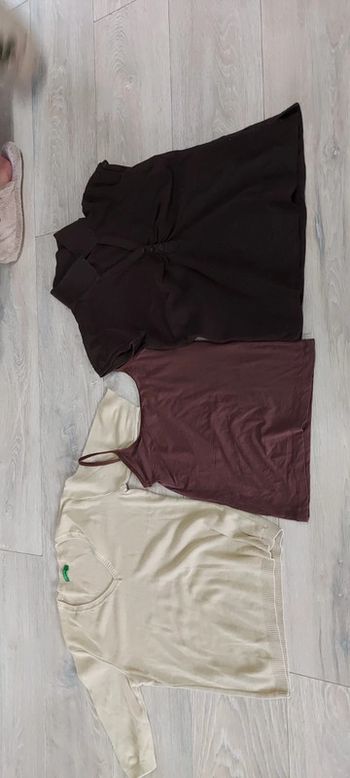 Lot, taille S, avec 1 pull léger Benetton, 1 debardeur Tex et 1 t shirt brun foncé