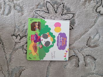 C'est un livre que une fille fête son anniversaire