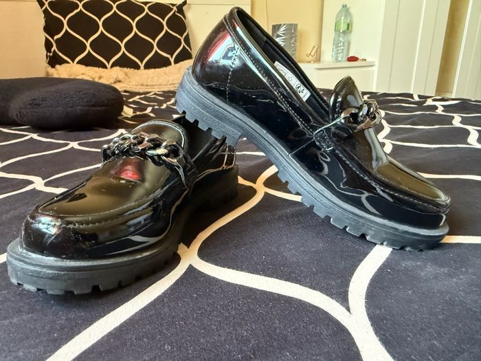 Mocassins vernis noirs avec chaîne – Pointure 31 - photo numéro 6