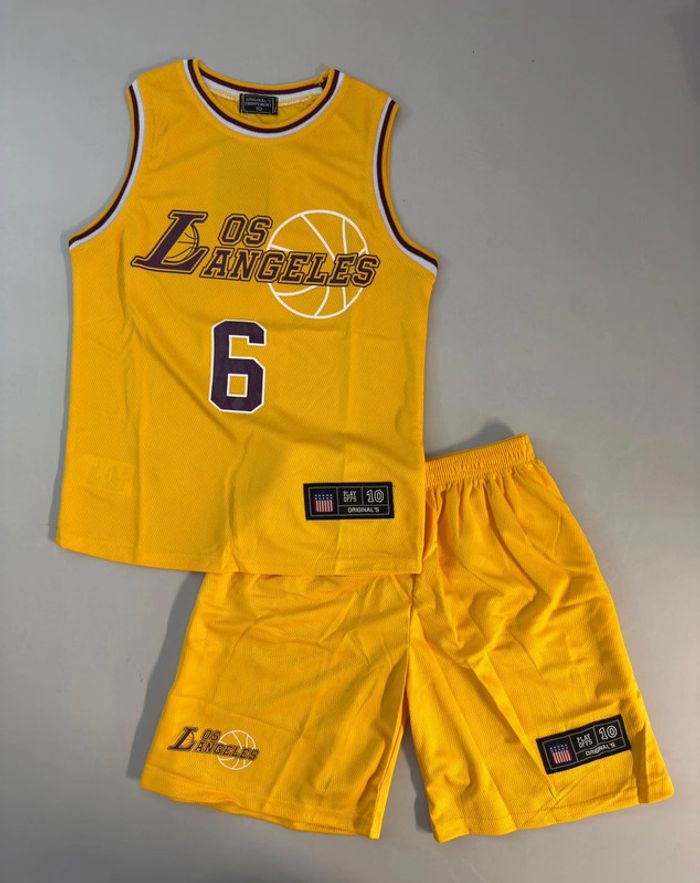 Ensemble sport de basket pour enfant. 10 ans