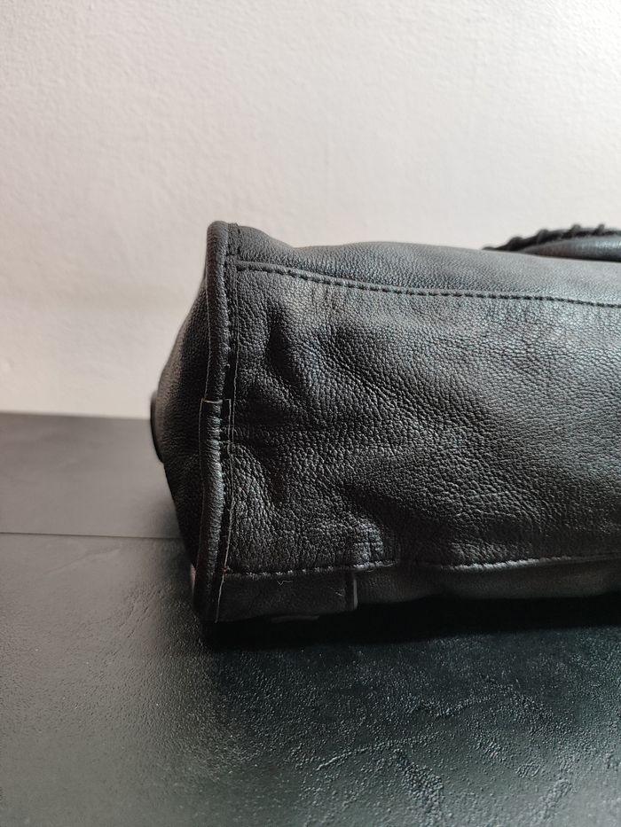 Sac à main Balenciaga modèle City en cuir noir - photo numéro 7