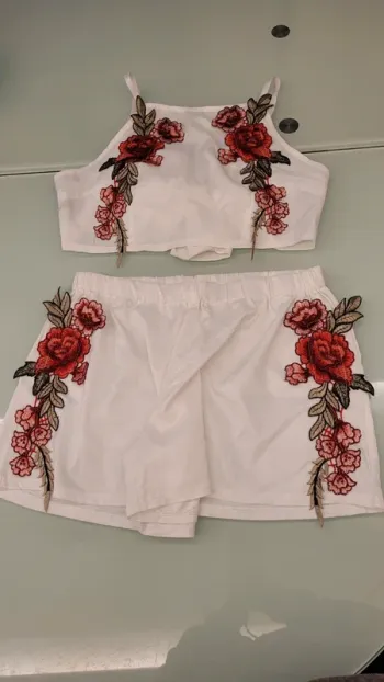 Ensemble short et crop top broderies fleurs