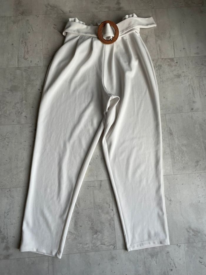Pantalon fluide blanc Asos avec ceinture intégré