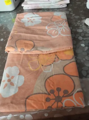 Deux taies d' oreillers vintage+une que je donne tachée
