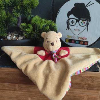 Doudou Winnie l'ourson Disney Nicotoy Écharpe Rouge Vert Bleu Jaune Rose Violet #geektradedoudou