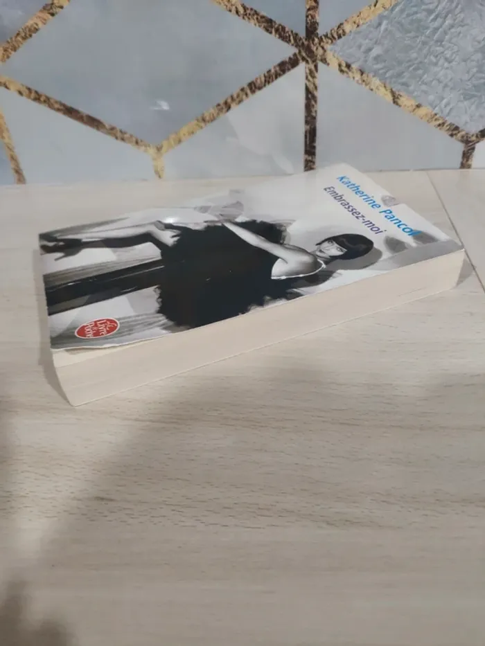 Livre poche Pancol Embrassez moi - photo numéro 3