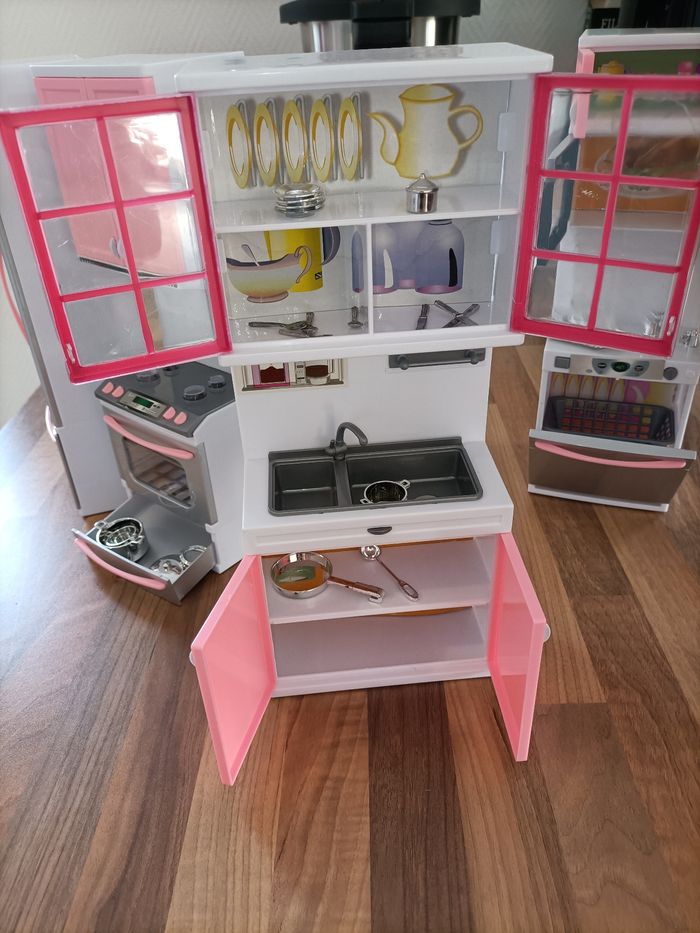 Cuisine barbies 4 meubles avec électroménager+ vaisselle couleur argent - photo numéro 7