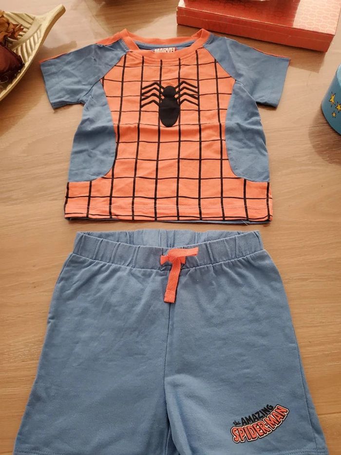 Ensemble spiderman primark en très bon état - photo numéro 2
