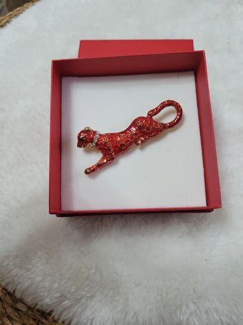Broche la panthère et son collier zirconium
