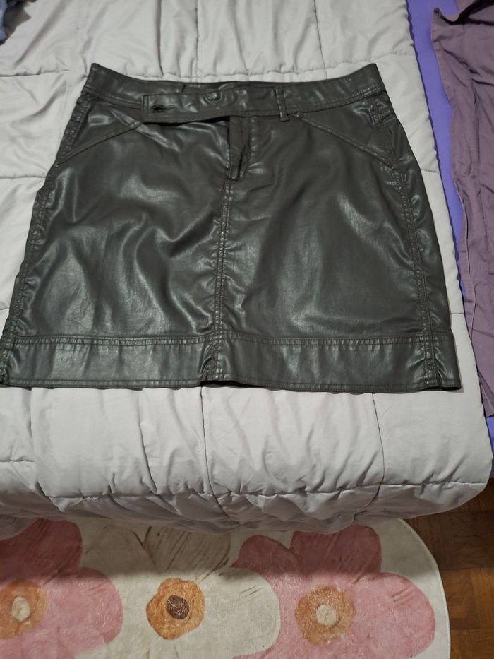 Jupe courte en simili cuir