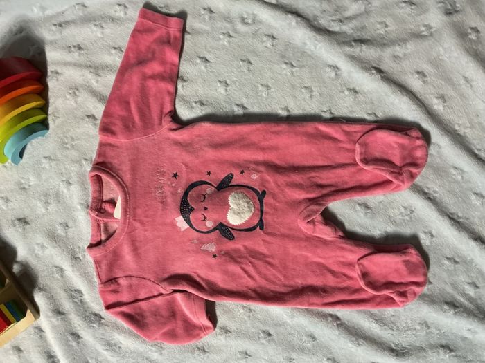 pyjama grenouillère en velours rose impression pingouin devant 1 mois pat et ripaton - photo numéro 3