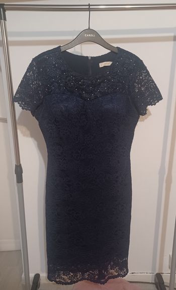 Robe longue bleu marine dentelle et perles
taille 50