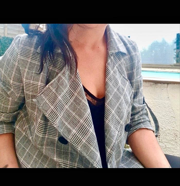 Veste longue Belcci mi-saison non doublée longue ceinturée Prince de Galles Boutonnage fictif Effet peignoir longue et très féminine Carreaux blanc gris noir et très discret rose Étiquetée taille M/L