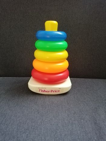 Pyramide d'anneaux arc-en-ciel, 1983, Fisher Price, en très bon état