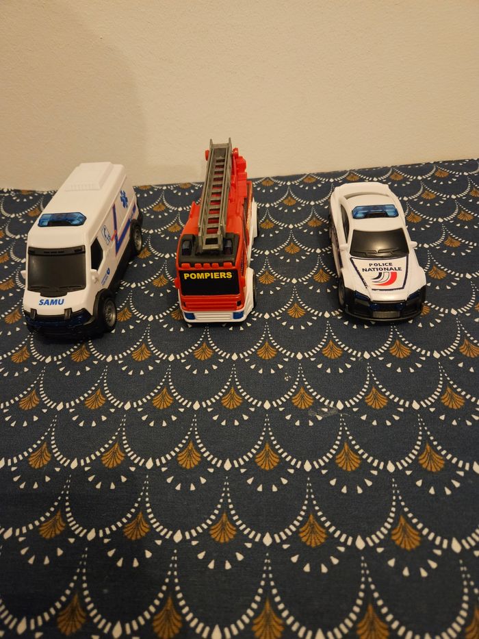 Lot de 3 vehicules police pompiers et samu - photo numéro 2