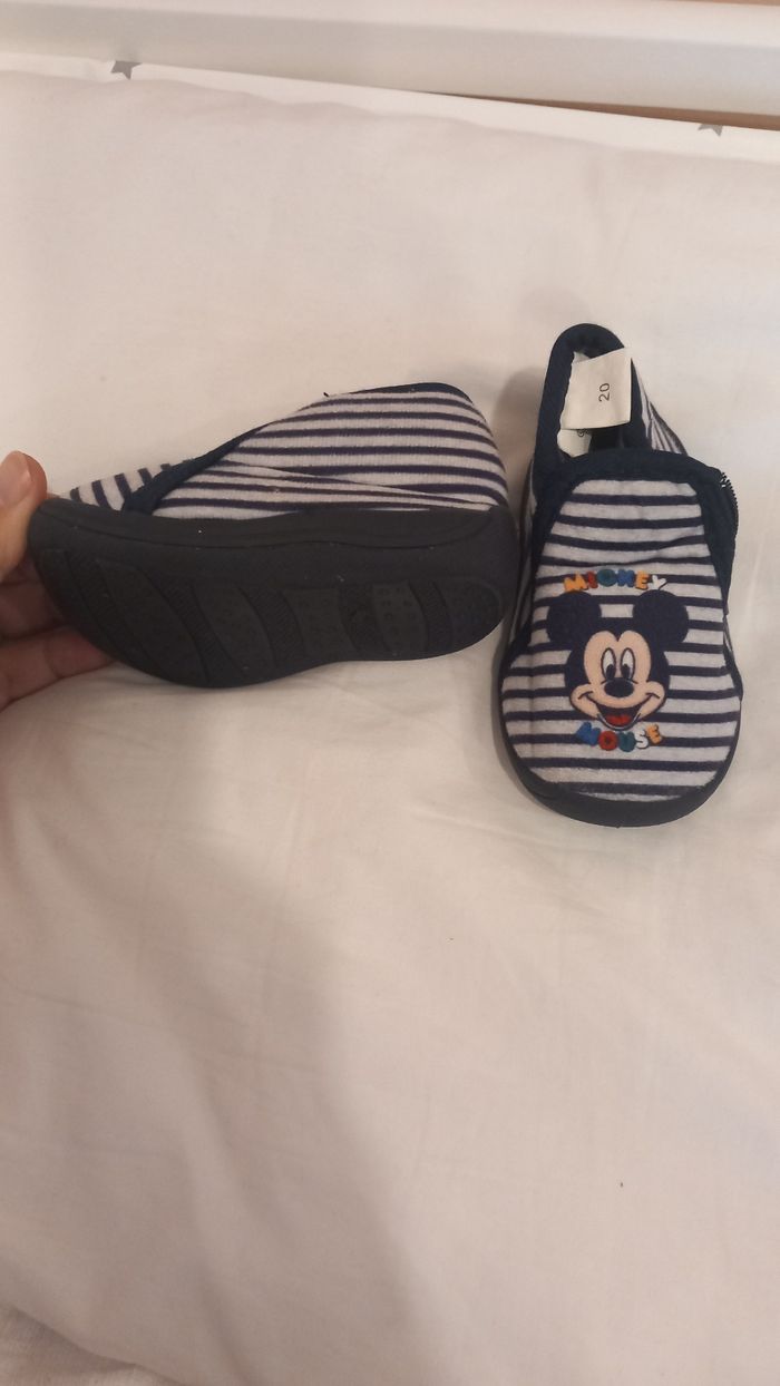 Chaussons mickey pointure 20 - photo numéro 2