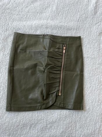 Mini-jupe sexy en cuir droite moulante vert kaki effet froncé plissé et fermeture éclair