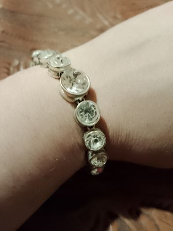 bracelet en métal argenté et strass translucides.
