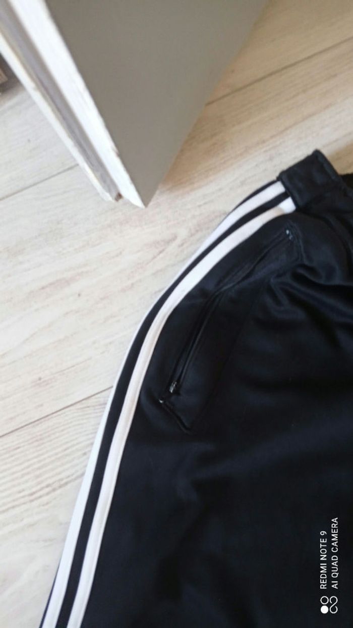 Pantalon Adidas noir et bandes blanches.taille  164cm ou S.bon état - photo numéro 2
