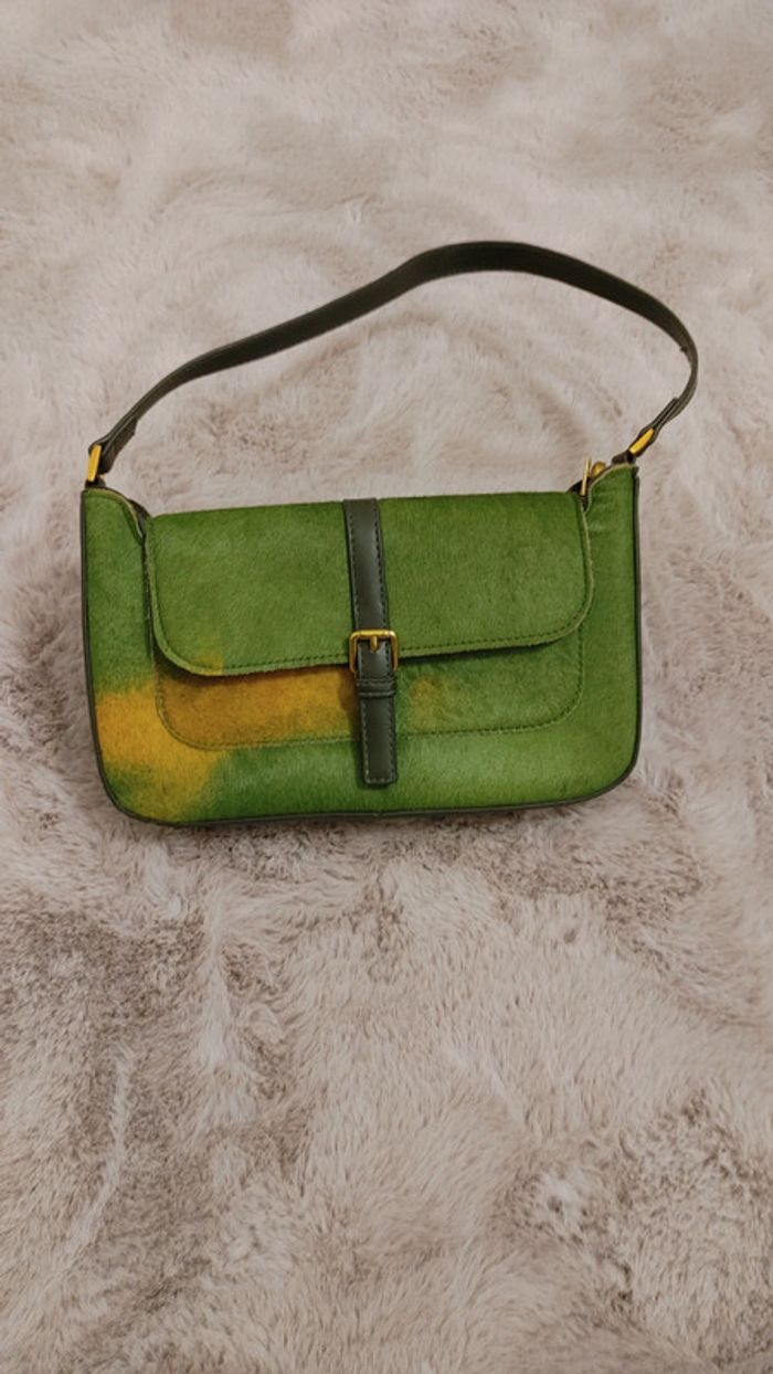 Sac baguette en cuir crin de cheval couleur vert et jaune porter épaule - photo numéro 5