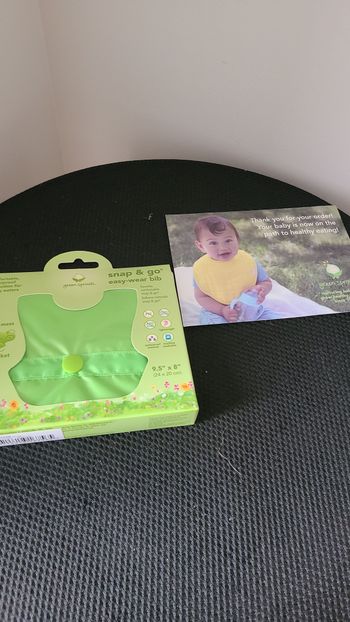 Bavoir récupérateur d'aliments en silicone Snap & Go à pousses vertes | Dessus souple et imperméable