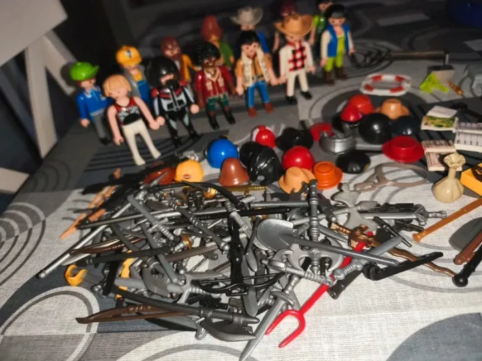 Lot figurines playmobil hommes et accessoires - photo numéro 2
