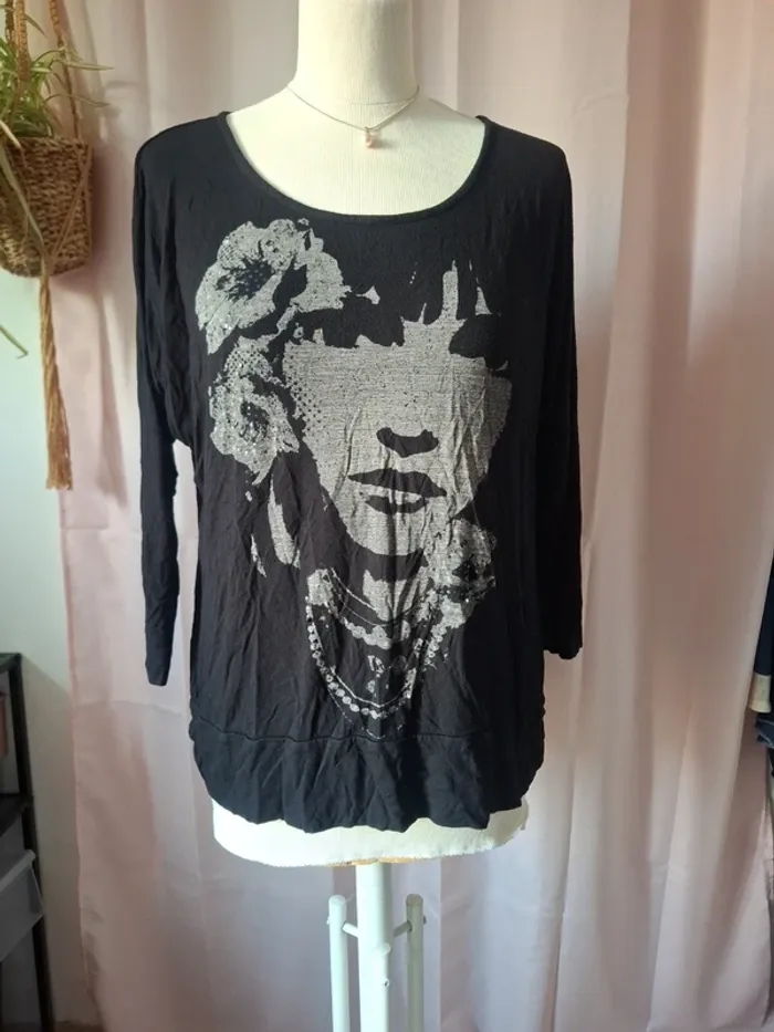 Haut femme motif visage féminin