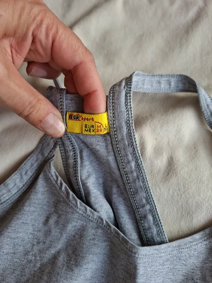 débardeur de sport taille M, marque BSK sport, gris en très bon état - photo numéro 2