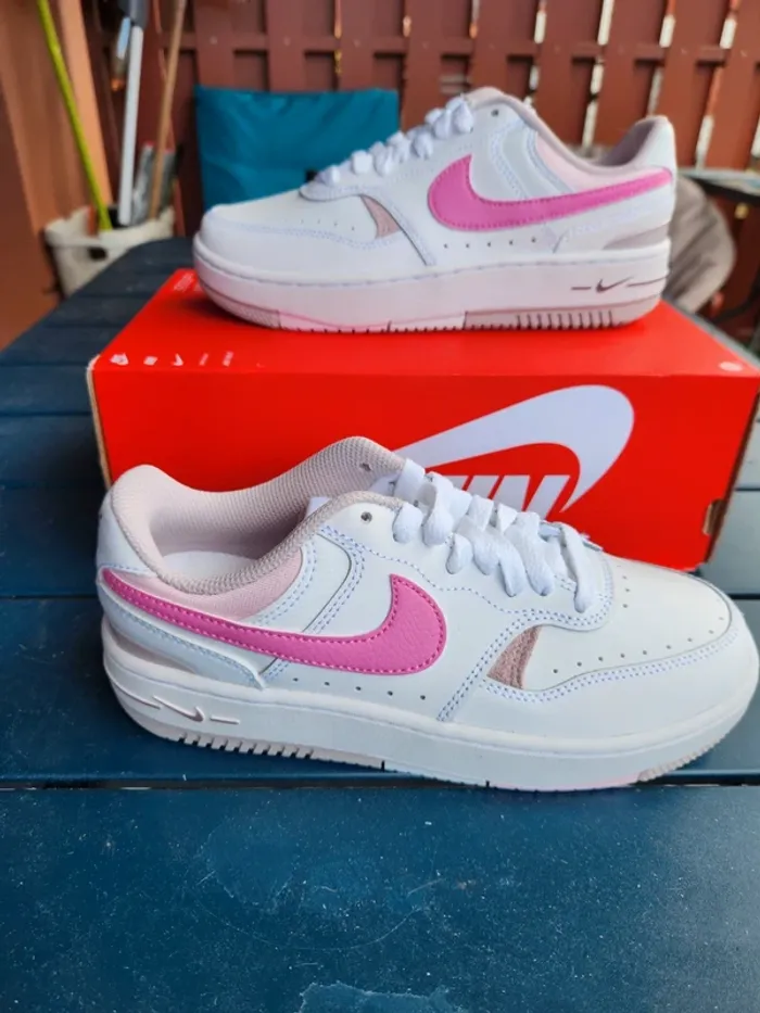 Nike gamma force Blanc rose Taille 36 femme neuves - photo numéro 2