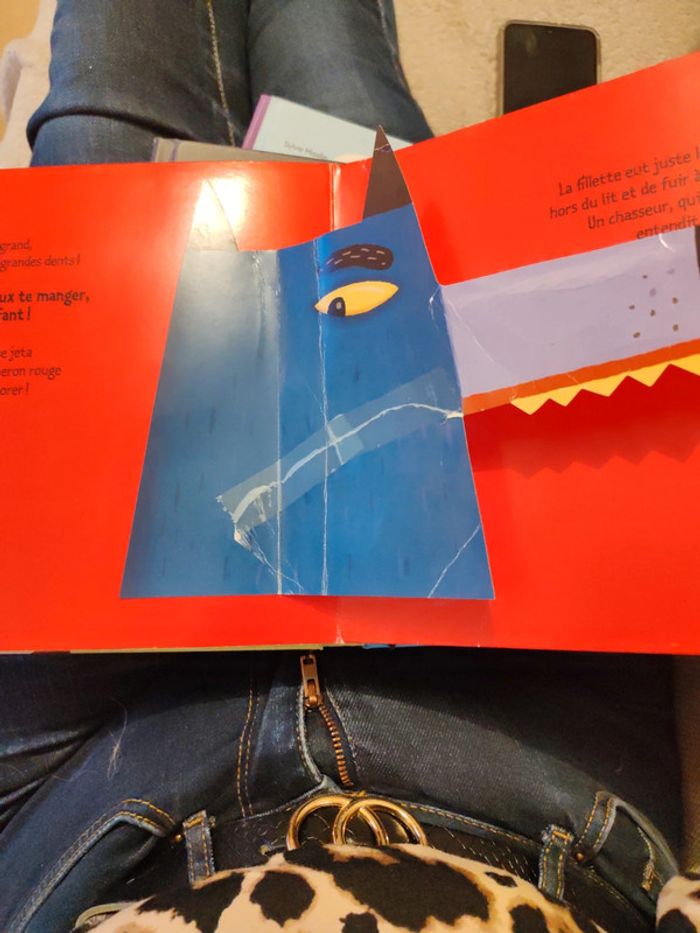 Livre une histoire a toucher le petit chaperon rouge - photo numéro 3