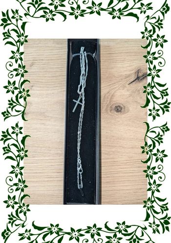 collier en argent avec pendentif en forme de croix