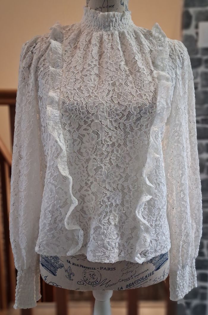 Blouse blanche courte tout en dentelle - photo numéro 1