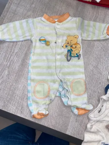 Pyjama rayé vert et blanc avec ourson à vélo (C&A)