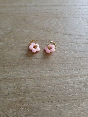 Boucles d'oreilles anneaux dorés en acier inoxydable avec fleur saumon neuves