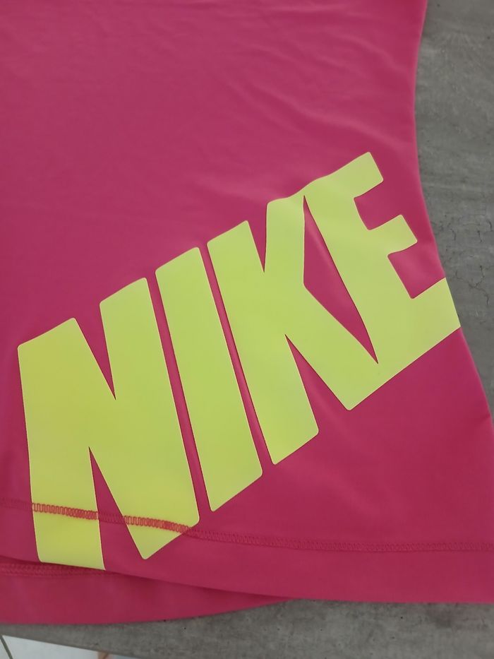 Tee-shirt Nike  Rose fushia.  XL. Nike Pro - photo numéro 3