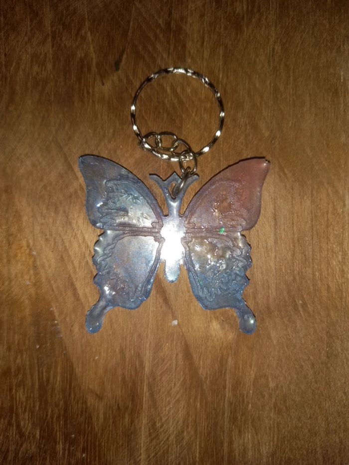 Porte clé papillon holographique résine epoxy