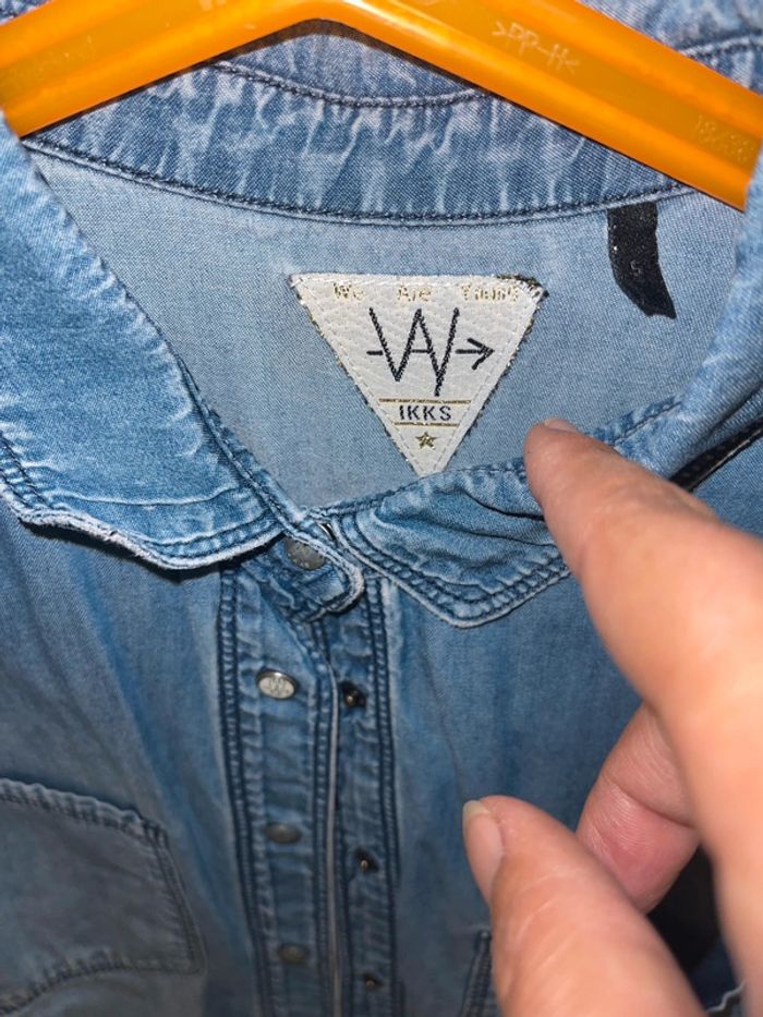 Superbe chemise en jean Ikks , tête de mort en très bon état - photo numéro 2