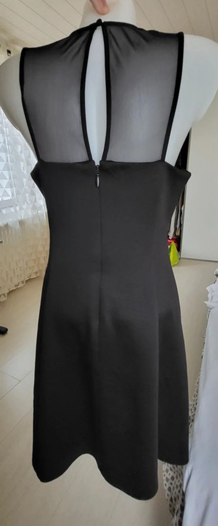 Robe ceintrée noire satinée avec plumetis. Décolleté et dos en voile. Guess XL/42. Neuve 🥰 - photo numéro 2
