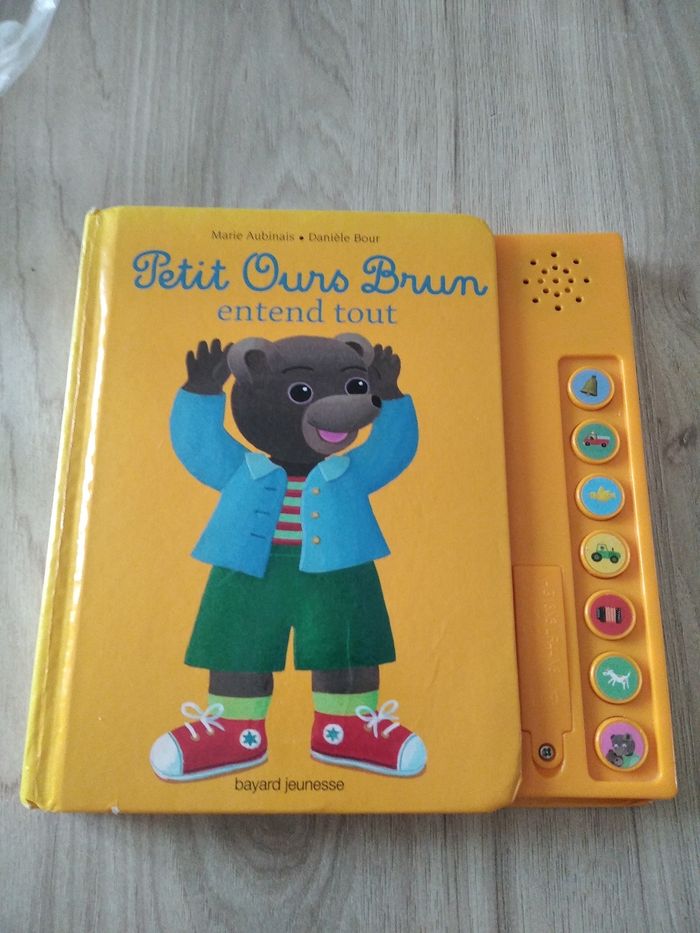 Petit ours brun entend tout livre musical
