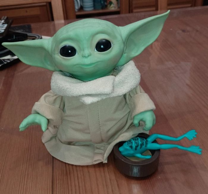 Star Wars The Mandalorian - Figurine Electronique The Child Bébé Yoda de 20 cm