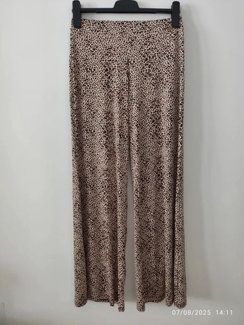 Pantalón flare elástico con estampado animal print de leopardo de Stradivarius