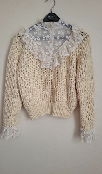 Pull beige romantique avec broderie et volants