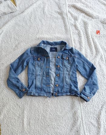 Veste en jean courte KIABI – boutons cuivrés – style classique